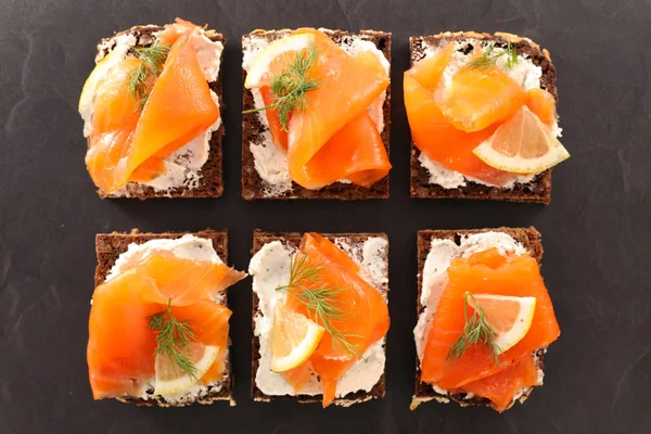 Canape mit Käse und Lachs — Stockfoto