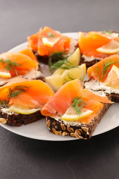 Canapé com queijo e salmão — Fotografia de Stock