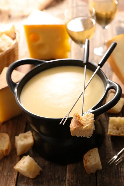 치즈 퐁듀와 그릇 — 스톡 사진