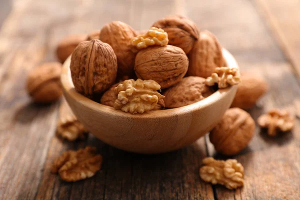 Nueces en tazón de conchas — Foto de Stock