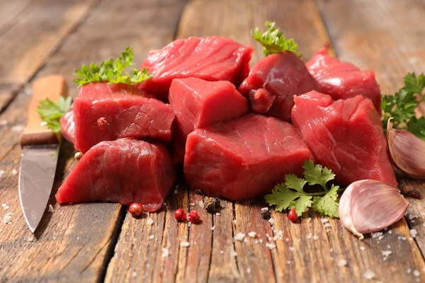 Rohes Rindfleisch auf dem Tisch — Stockfoto