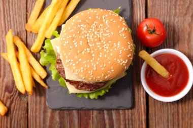Hamburger ve patates kızartması