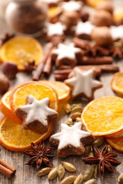 Geleneksel Noel çerezleri ans baharatlar. Neşeli Noel arka plan