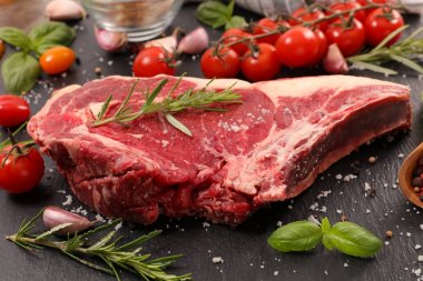 tablo üzerinde ham sığır eti