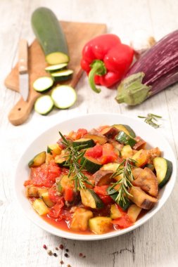 Ratatouille domates ve kabaklari, görünümü kapatın