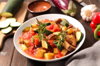 Ratatouille domates ve kabaklari, görünümü kapatın