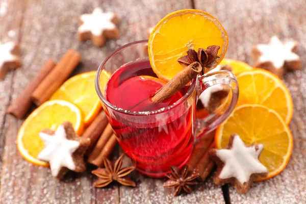 Weihnachtstee Oder Glühwein Mit Gewürzen — Stockfoto