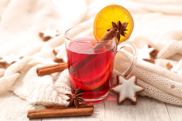 Weihnachtstee Oder Glühwein Mit Gewürzen — Stockfoto