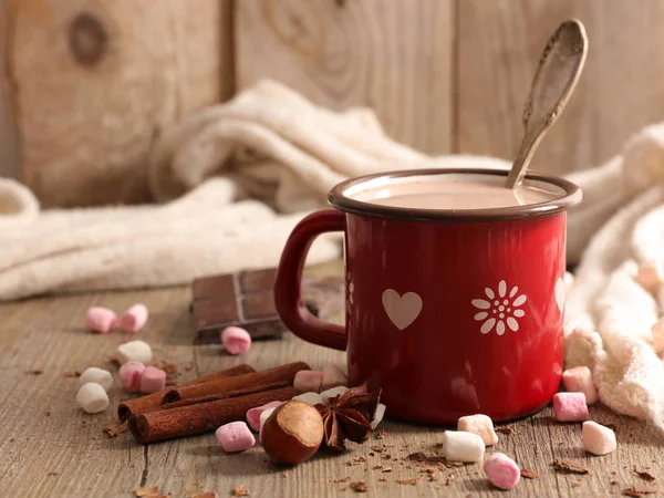 Milch Mit Kakao Und Marshmallows Auf Holzgrund — Stockfoto