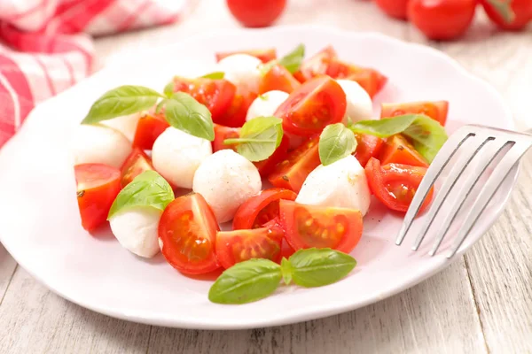 Salat Mit Tomaten Und Mozzarella Nahsicht — Stockfoto