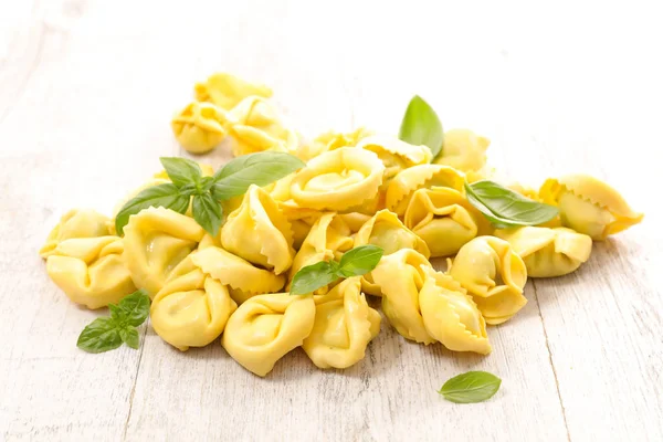 Ruwe ravioli op tafel — Stockfoto