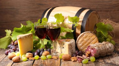 Kırmızı şarapla peynir ve ekmek