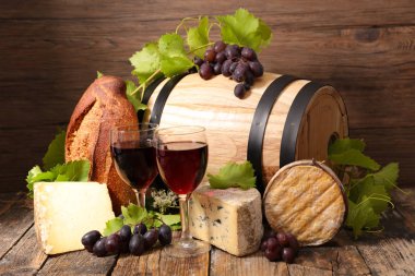Kırmızı şarapla peynir ve ekmek