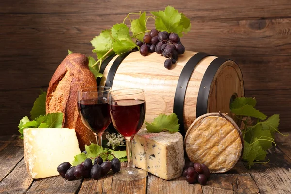 Kırmızı şarapla peynir ve ekmek