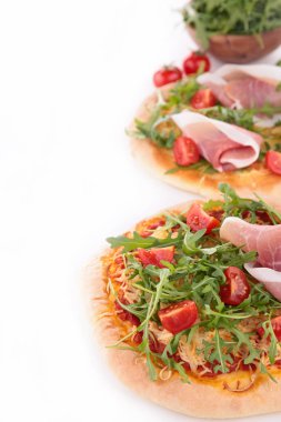 Beyaz arka planda ev yapımı pizza.