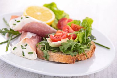 Roket, domates, jambon ve peynir plaka ile ev yapımı bruschetta