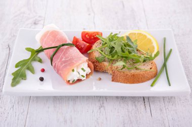 Bruschetta ve jambon peynir ile haddelenmiş