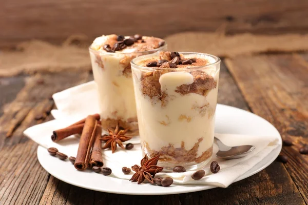 Tiramisù Gourmet Italiano Con Cannella Anice Cioccolato Sul Tavolo Legno — Foto Stock