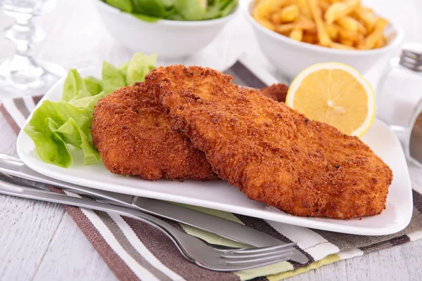 Pollo Fritto Con Insalata Patatine Fritte — Foto Stock