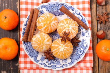 Tarçın ve ahşap masa üzerinde yıldız anason ile portakal clementines