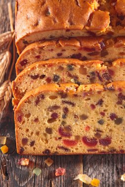 Ahşap masa arka plan üzerine dilimlenmiş ev yapımı meyve pasta closeup