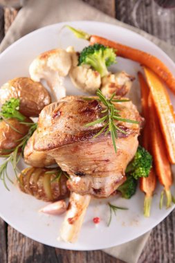 sebzeli kuzu bacak tabakta