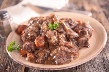 şarap ile pişmiş sığır eti