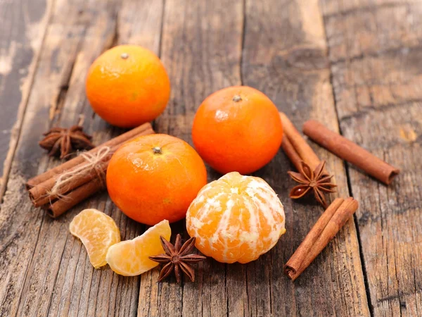 Clementinas Naranjas Con Varillas Canela Estrellas Anís Sobre Mesa Madera —  Fotos de Stock