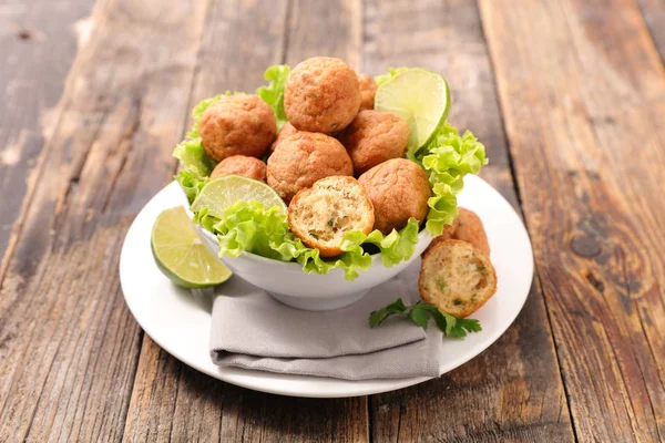 Bolas Vegetarianas Con Ensalada Sobre Mesa Madera — Foto de Stock