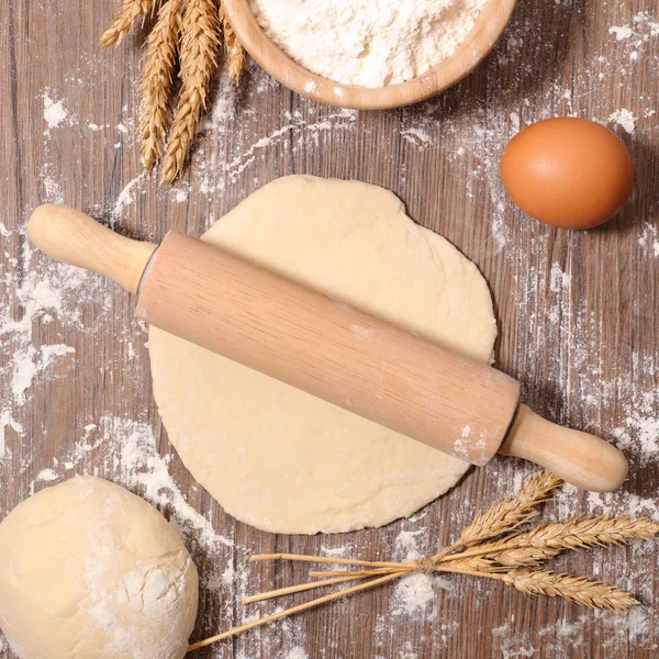 Pasta cruda e mattarello — Foto Stock