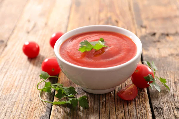 自家製のトマトソースやスープのボウル — ストック写真