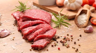 tablo üzerinde ham sığır eti