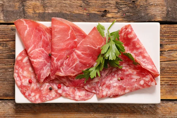 Geassorteerde salami en spek — Stockfoto