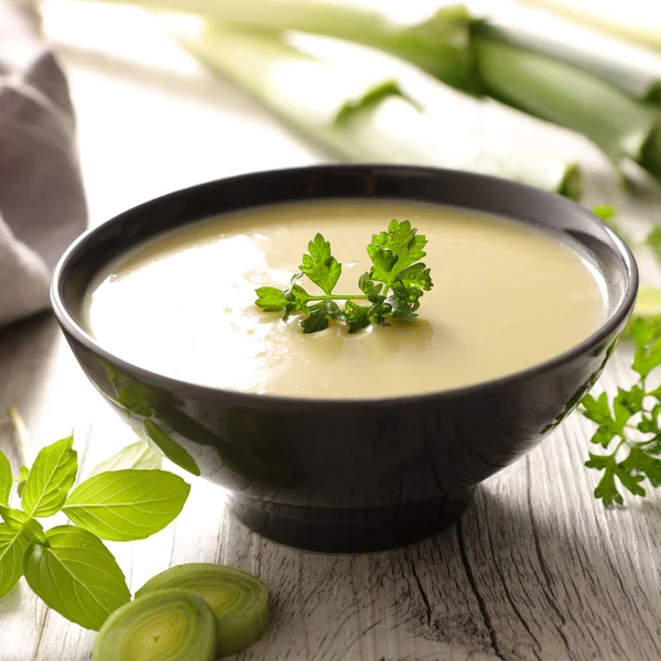 Ciotola di zuppa di porri — Foto Stock