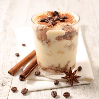 İtalyan gurme tiramisu ile tarçın ve anason ahşap tablo