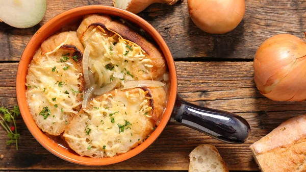 ekmek ve peynir pişmiş soğan çorbası