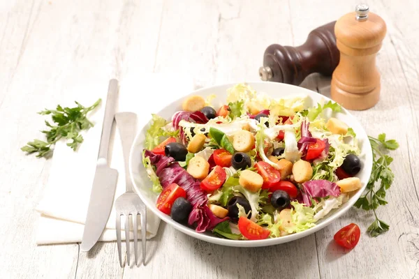 木製の背景に混合野菜のサラダ — ストック写真