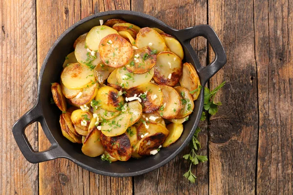 Batata cozida no forno saborosa na panela — Fotografia de Stock