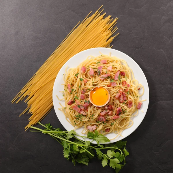 Carbonara Spaghetti Met Spek Stukken — Stockfoto