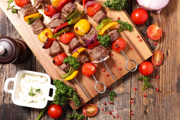 Carne a la parrilla y ensalada — Foto de Stock