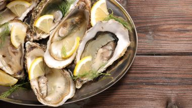 limon ile taze açılan istiridye