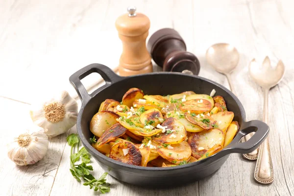 Batata cozida no forno saborosa na panela — Fotografia de Stock