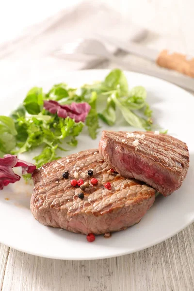 Steak Bœuf Grillé Sur Assiette Blanche — Photo