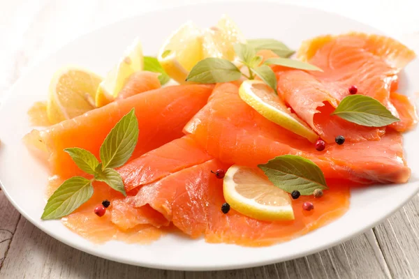 Saumon Fumé Avec Citrons Dans Assiette Vue Rapprochée — Photo