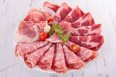 çeşitli salam ve jambon