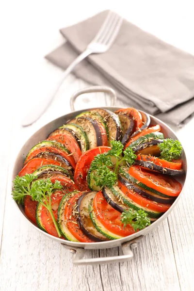 鍋に茄子とトマトをスライス — ストック写真