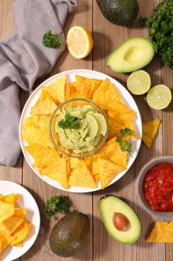 guacamole sos daldırma cips ile