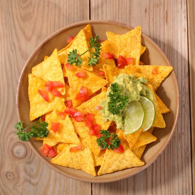 guacamole sos daldırma cips ile