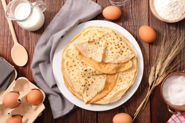 Krep malzemelerle ahşap arka plan üzerinde