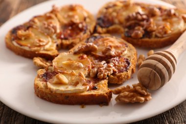 ekmek arası peynir ve bal ile yakın çekim